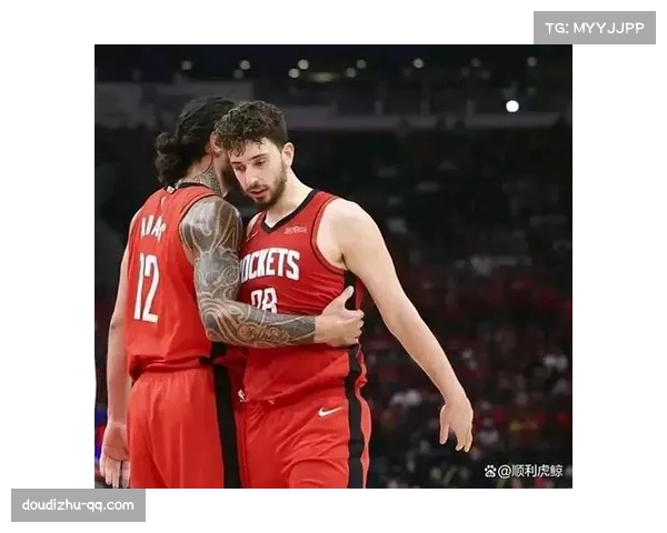 亚当斯场边指导申京,火箭替补席互动暖心 亚当斯场边指导申京,火箭替补席互动暖心